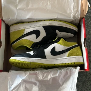 Jordan 1s Low  - Säljer då jag ej använt på ett tag. Använda i ett år men har spenderat mycket tid på att ta hand om dem. 