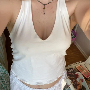 Vit halterneck topp - Aldrig använd, fint skick. Skriv privat för fler frågor/bilder. Köparen står för frakten men kan mötas upp i malmö 💕