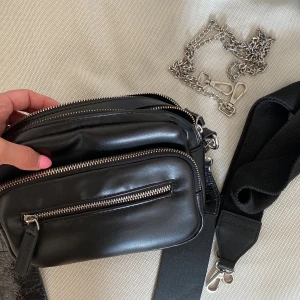 Carin Wester handväska - Väska från carin wester med 3 st tillkommande axelband! ( kedjan är från h&m, tror jag) Supersnygg till sommaren, festen eller en dag på stan😍 Rymmer mer än man tror, tjockt material och lyxigt intryck 👍🏼