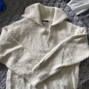 Beige stickad tröja - Super mjuk och mysig tröja från Gina Tricot. Perfekt till sommaren. Använd fåtal gånger och i bra skick😁