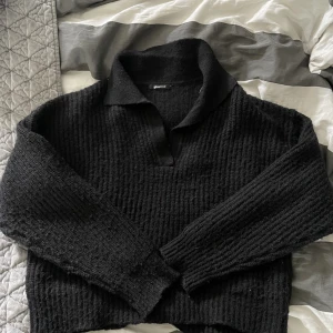 Svart stickad tröja - Super mysig stickad tröja från Gina Tricot. Använd sparsamt och säljer då den inte kommer till användning 🥰