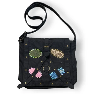 Axelremsväska  - En fin axelremsväska i bra skick, okänt märke. ⚠️ MÅTT: Höjd 30cm, bredd 29cm & djup 8cm