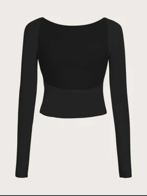 sommar tröja💕💕 - Säljer denna fina sommar tröja som är super fin och öppen i ruggen för att den inte passade mig, den är i bra skick helt oanvänd💕