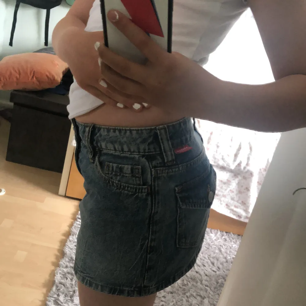 Jag köpte denna jeans kjol förra sommaren men har bara använt den några gånger eftersom att den är för liten i midjan. Det är ganska kort och har väldigt fina fickor💋. Kjolar.