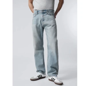 Weekday Space Relaxed Straight Jeans Verona Blue - Weekday Jeans. Något år gammalt par. Bra skick, utvättade. 28/30