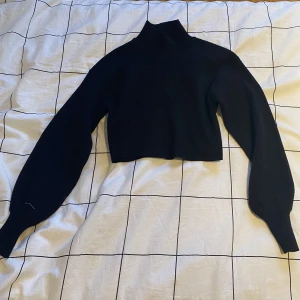 Ribbad polotröja - Säljer en Ribbad, cropped polotröja från Gina Tricot i storlek XS.