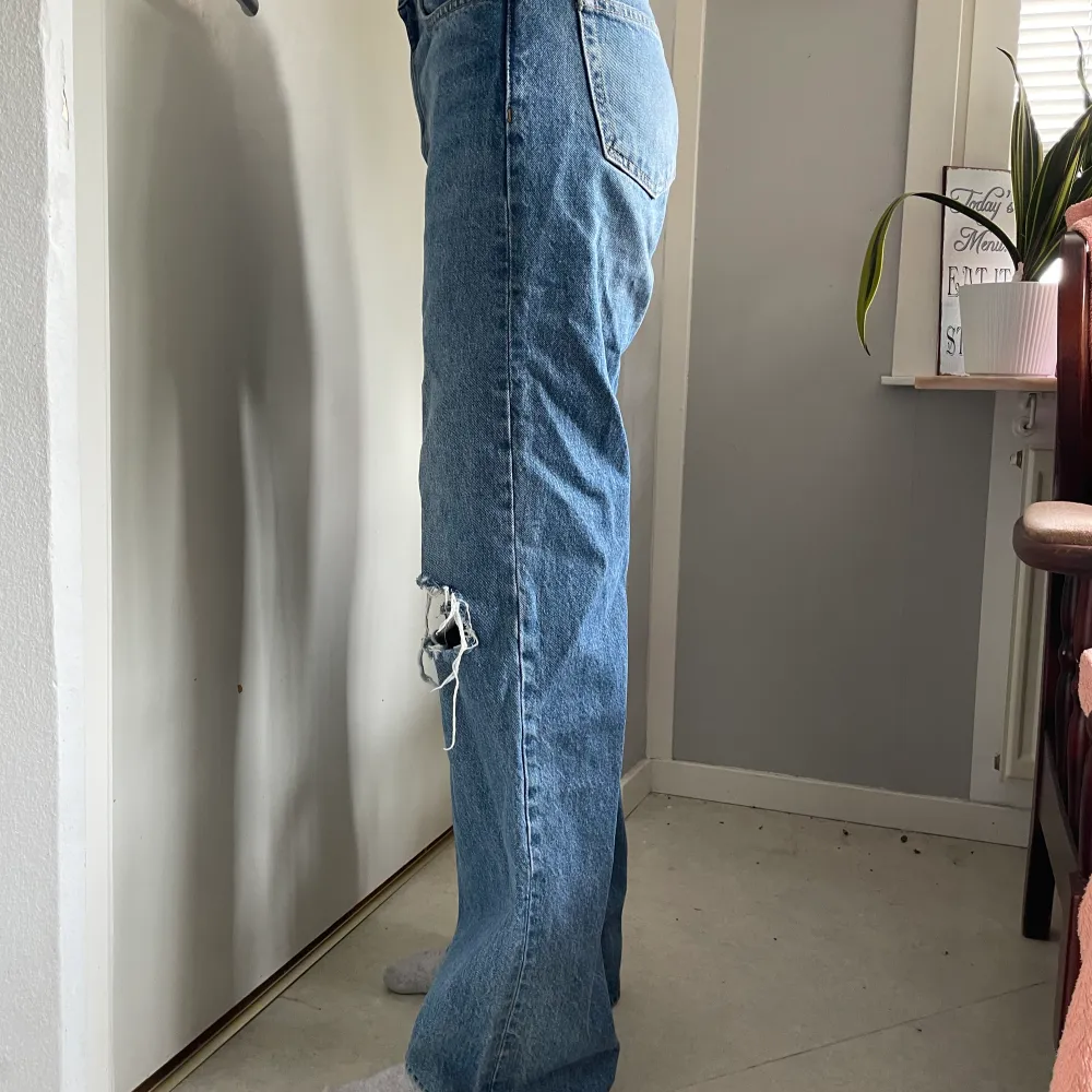 Storlek: S 157 Bredd: 36,5 cm Längd: 108,5 cm Använd   Modell (174 cm). Jeans & Byxor.