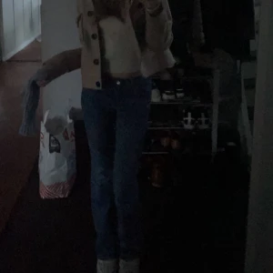 Lågmidjade jeans💕 - Lågmidjade jeans från Gina tricot! Köptes för ett halvår sen ungefär och är helt slutsålda💖 kan skicka fler bilder om de skulle önskas!😇säljs pga dom inte används längre.