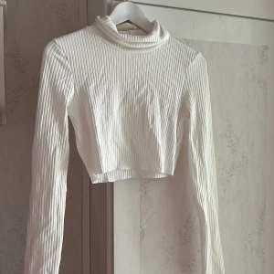 Topp - Oanvänd polotopp från Nelly med etiketter kvar. Storlek Xs 