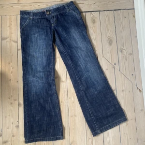 Lågmidjade jeans - Snygga lågmidjade jeans i mörk tvätt, utsvängd modell. Storleken är som en S, skriv för mått❤️Kolla gärna in alla mina andra jeans!