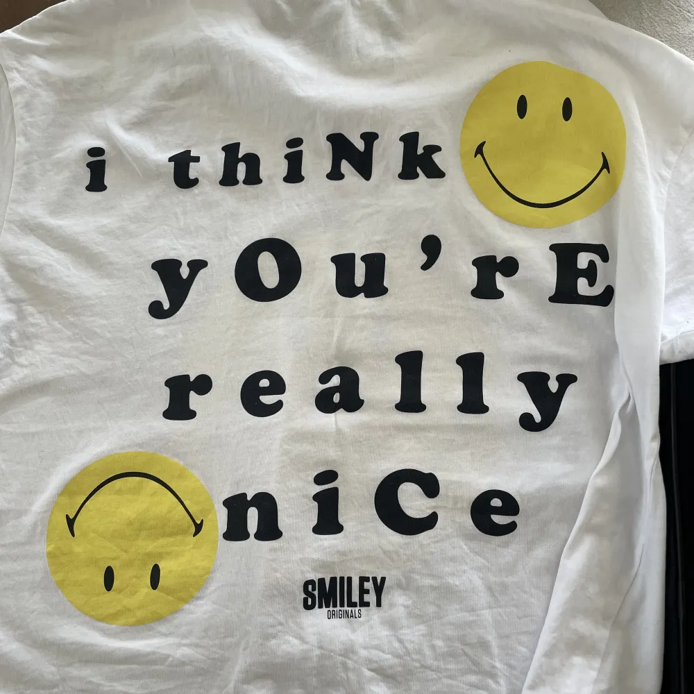 Säljer min super gulliga T-shirt med smileys from asos, smiley collection. Super fin och perfekt till sommaren, använd sparsamt🤗. T-shirts.