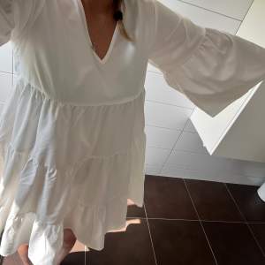 Super söt vit volnagklänning från Boohoo ganska kort. Använd endast en gång strl 36💕💕