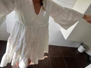 Super söt vit volnagklänning från Boohoo ganska kort. Använd endast en gång strl 36💕💕