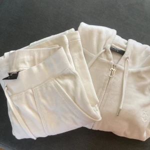 Juicy couture  - Säljer min juicy couture set i vit sparsamt använd !! Storlek S på både byxa och koftan. Nypris för båda är 2300:- 