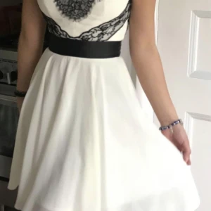 Jättefin sommar klänning i stl.34 från Elise Ryan - Kjol & klänning, stl. 34 (XS), Dam Jättefin sommar klänning i stl.34 från Elise Ryan använd ett par gånger  Finns att hämta centrum Gbg 