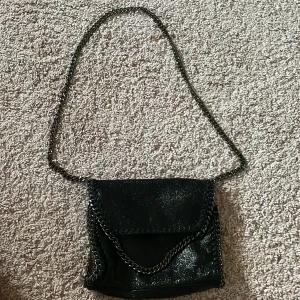 Väska  - Säljer denna så söta Stella McCartney likande väskan knappt använd 🤍