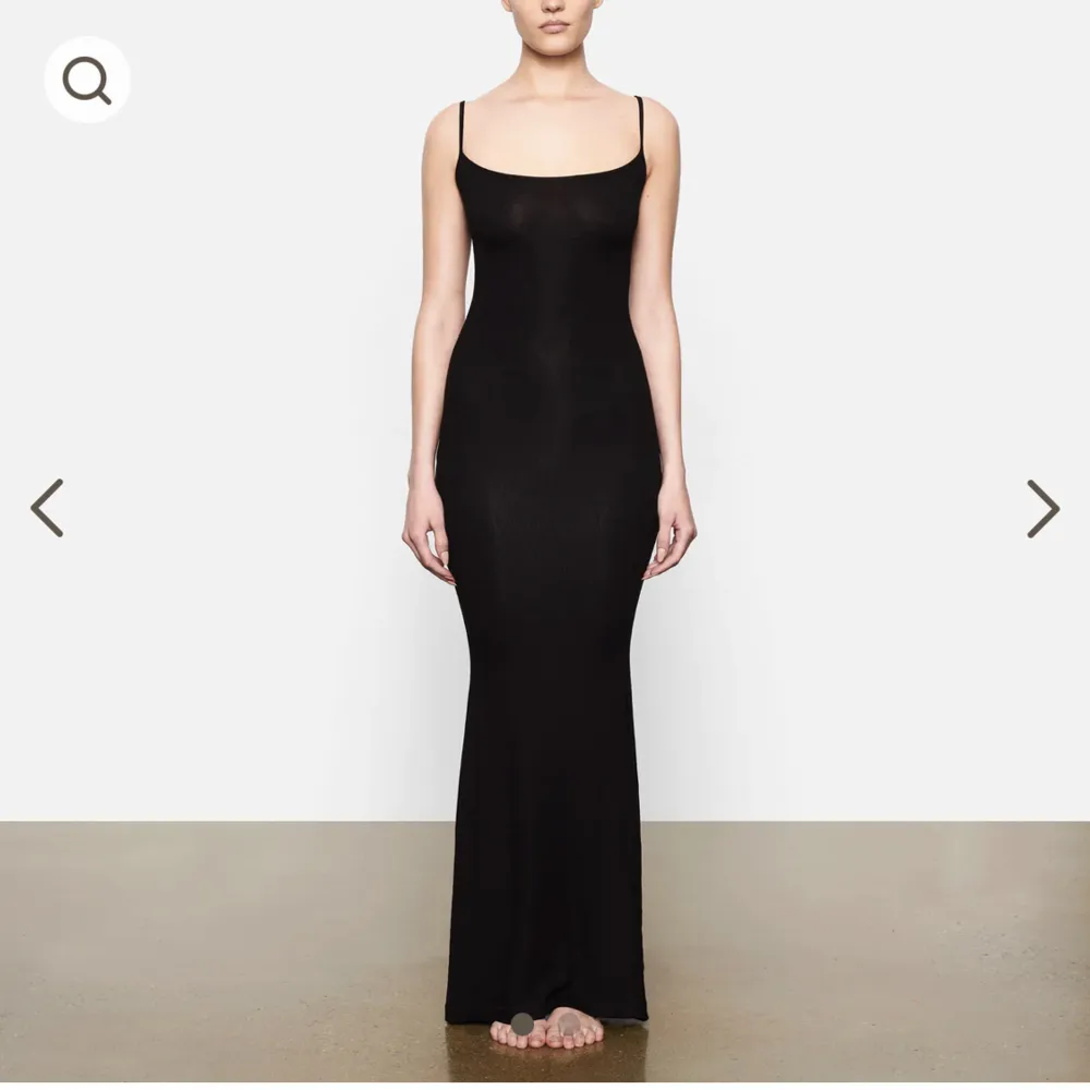 Skims klänning från Kim Kardashians märke i storlek M💕är i nyskick och säljs för 600 kr. Klänningar.
