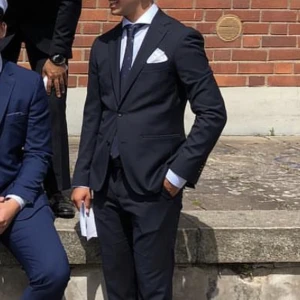 Kostym Marinblå - Fullt kostympaket från These Glory days, skjortan från Eton.   Storlek 46 byxa och överdel. Skjortan är 38 i kragen.  Nypris 3000 för kostymen och 999 för skjorta.  