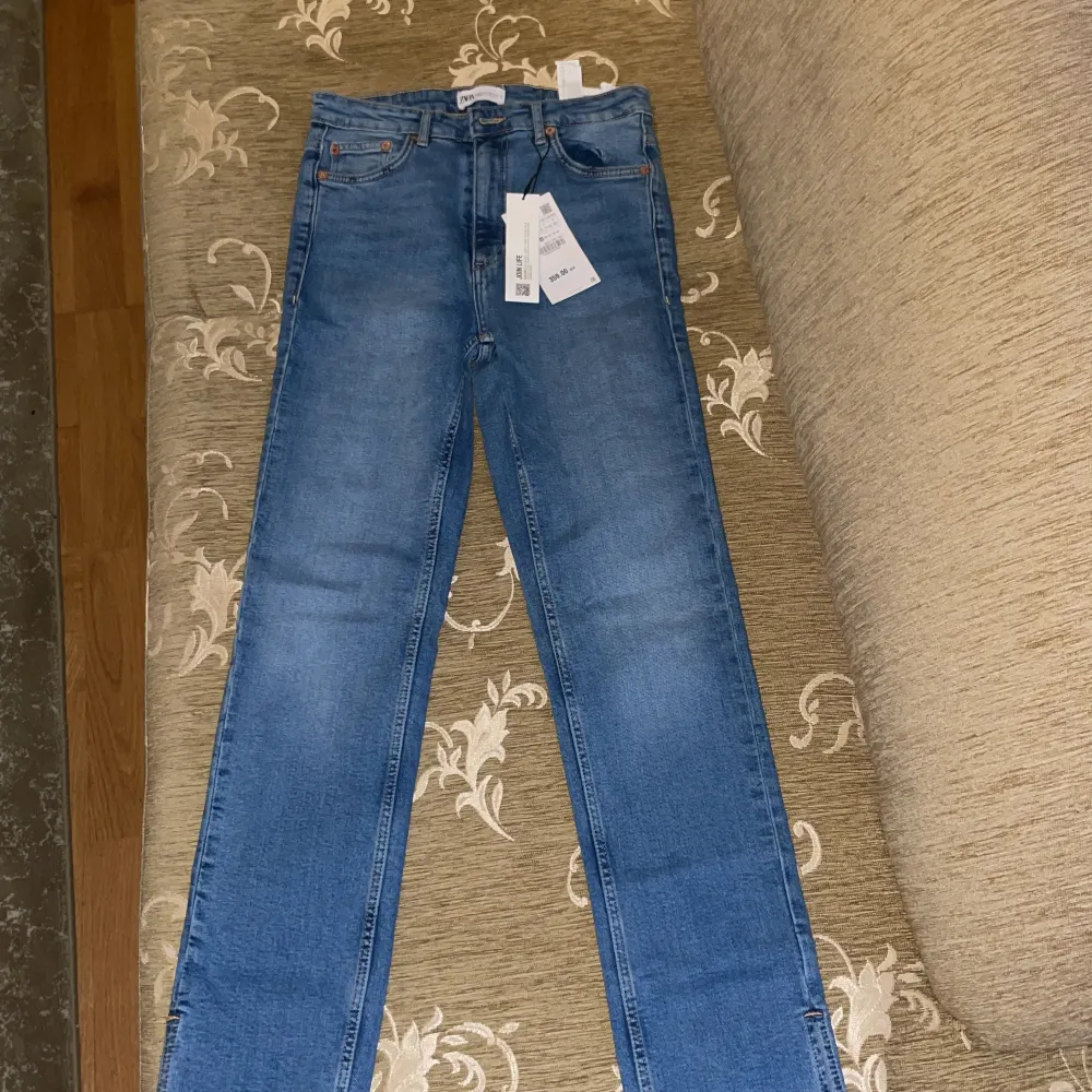 Utsvöngda jeans från zara i storlek 38, oanvända . Jeans & Byxor.