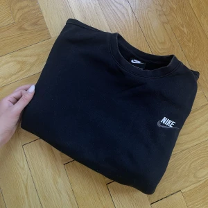 Nike sweatshirt - Fin tjocktröja från Nike. Snygg svartgrå färg. Fint skick!