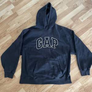 Mörkblå hoodie från Gap, finns ingen storlek i hoodien men skulle säga att det är L 💓