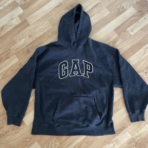 Gap Hoodie - Mörkblå hoodie från Gap, finns ingen storlek i hoodien men skulle säga att det är L 💓