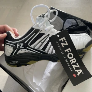Träningsskor  - Perfekta träningsskor för olika racketsporter i storlek 36, som tyvärr är för små för mig💗helt nya med tag och box kvar. Nypris 999kr, säljer för 400+frakt💗pris går att diskutera