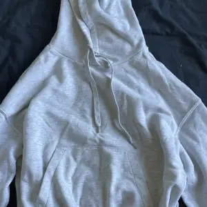 Säljer denna gråa hoodien då den inte kommer till användning. Den är lite croppad och i bra skick. Vid frågor skriv privat💕