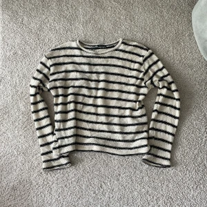  tröja  - Säljer denna jättefina tröjan, perfekt till sommaren 