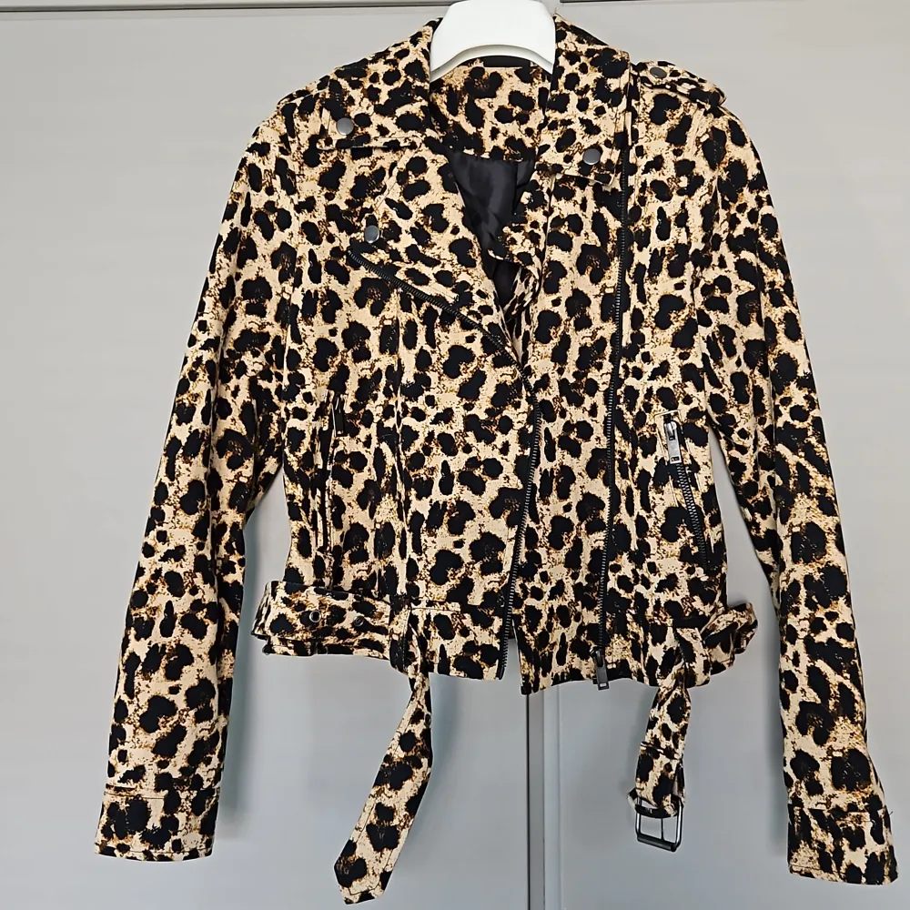 Leopard jacka i tyg By Heidi Klum. Helt oanvänd med prislappen på. Jackor.