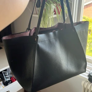 Väska  - Väska ifrån hm. Väl använda därav det billiga priset!!  Älskar storleken, perfekt att ha t skolan, jobbet eller på stan!!  Säljer för att har köpt en ny!  Köparen står för frakten