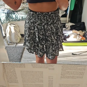 Blommig kjol  - Jättefin kjol till sommaren, aldrig använd🫶