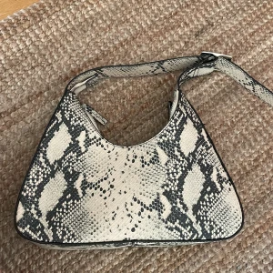 Cool väska från asos  - Baguette väska fint skick! 