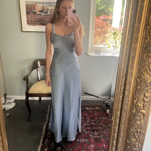 Balklänning - Säljer min gråblåa balklänning från ASOS, helt oanvänd med lapp kvar. Säljer då jag missade retur datumet. Mjukt material och ej genomskinlig!❤️Jag är 173 och har storlek 36. DM:a vid intresse!