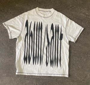 Abundant T shirt - En abundant tisha som köptes av dustin glickman himself för ett tag sen. Sitter stort o passar medium o large. Bra skick inga flaws. Nypris typ 500