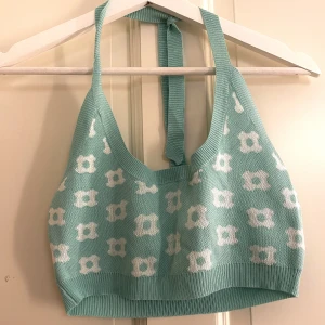 Blommig top  - Blommig top i färgen turkos och i storlek M <3 