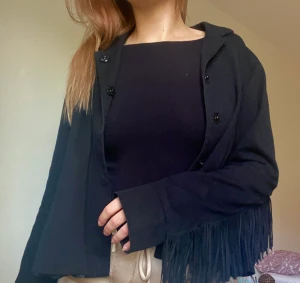 Tunn jacka med fransar - I perfekt skick! Tunn & luftig, mjukt material 