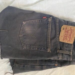 Levis shorts  - Snygga Levis jeansshorts, lite för små för mig. Passar dem som har xs Klippt i dem själv för fransar🙌