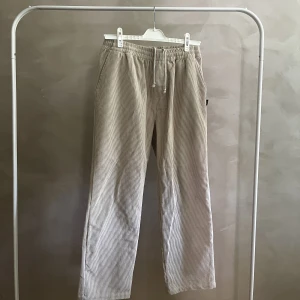 Stussy Manchester byxor - Stussy byxor i manchestertyg med spännband. Storlek 34 men skulle säga att dem är mindre i midjan.