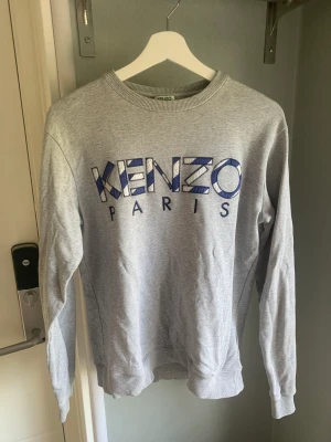 Kenzo tröja - Kenzo tröja i jätte bra skick, inte använd ofta. Nypris ligger på 1000kr. Säljer den för 500kr
