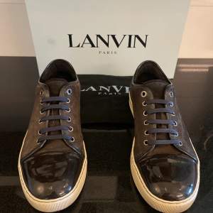 Sjukt feta Lanvin-skor i brun! De är EU 42-43, UK 8. De är näst intill nyskick endast använda några fåtal gånger. 2299 (nypris: 4500kr). Kan frakta via Postnord eller mötas upp i Stockholm. Hör av dig vid frågor eller funderingar😁