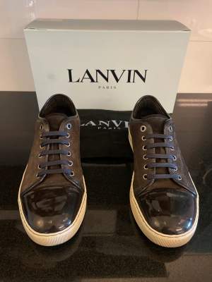 Sjukt feta Lanvin-skor i brun! De är EU 42-43, UK 8. De är näst intill nyskick endast använda några fåtal gånger. 2399 (nypris: 4500kr). Kan frakta via Postnord eller mötas upp i Stockholm. Hör av dig vid frågor eller funderingar😁
