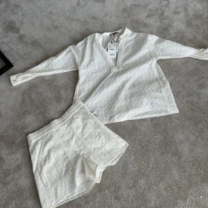 Zara sett  - Säljer detta så snygga set ifrån zara då de tyvärr är för stort. Båda plaggen är helt oanvända och har lapparna kvar på, både shortsen och blusen är i storlekar xs! ❤️❤️
