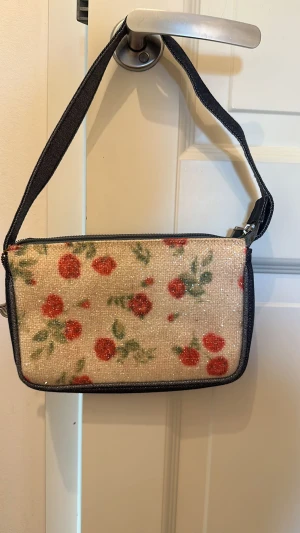 Väska - Jätte fin väska från El corte Ingles i Spanien med glittermönster och baktill är den i jeans material. Jätte fint skick!