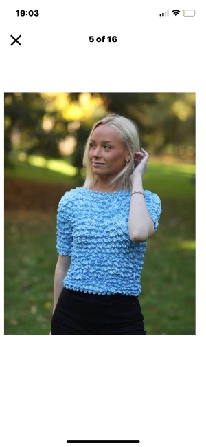 Blå topp från epicpopshirtz - Superfin blå topp från Epicpopshirtz, perfekt nu till sommaren!! Onesize så passar alla storlekar! Nypris 500kr, säljer för 200kr+frakt💖 