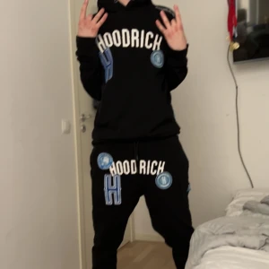 Hoodrich set - Fint skick har ett litet hål inne i fickan på hoodien inget man ser. Jag kan frakta.