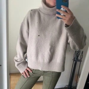 Hm polo tröja - Tröja från hm med hög hals, köpte förra vintern och har inte fått så mycket användning av den. Den är lite nopprig men det är enkelt att få bort. Köpt för 599kr.