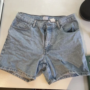 Calvin Klein jeansshorts - Superfina ljusblå Calvin Klein jeansshorts som tyvärr är för små för mig! Köptes vintage för 500kr och är som i nyskick 😄 