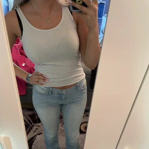 Linne - Ett vitt basic linne som är bekvämt att ha på sig💕 använd några få gånger och i fint skick men säljer nu för den är lite för liten, köpen står för frakten!