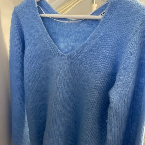 Stickad tröja  - Hej! Säljer nu denna fina stickade tröjan, jättemysig och i väldigt bra skick. Använd 1 gång. ❤️ 